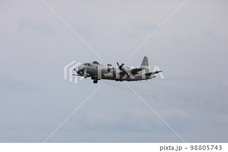 EOSR6.山口岩国、多用機EP-3,プロペラ機白煙。 EOSR6.山口岩国、多用機EP-3,プロペラ機白煙。 98805743
