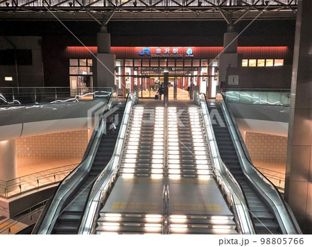 金沢駅の地下から1階につながる照明入りの長く大きな階段とエスカレーター 金沢駅の地下から1階につながる照明入りの長く大きな階段とエスカレーター 98805766
