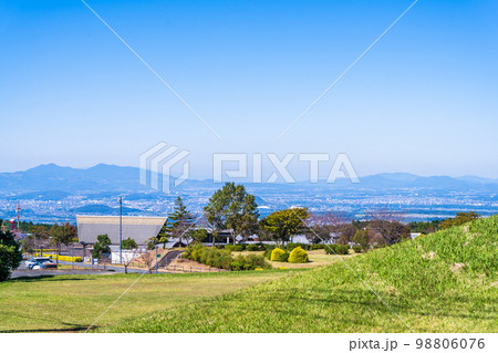 秋景色：展望から観える阿蘇ミルク牧場周辺風景「行楽地・観光名所で有名な阿蘇ミルク牧場周辺風景」 98806076