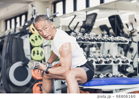 上腕二頭筋を鍛えるシニア男性 98806160