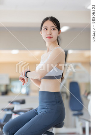 スマートウォッチで健康管理をする若い女性 スマートウォッチで健康管理をする若い女性 98806203