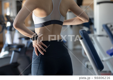 フィットネスジムイメージ　腰のくびれ 98806216