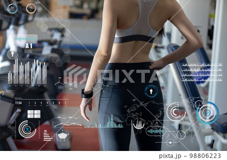 フィットネスジムイメージ　若い女性　バーチャル 98806223