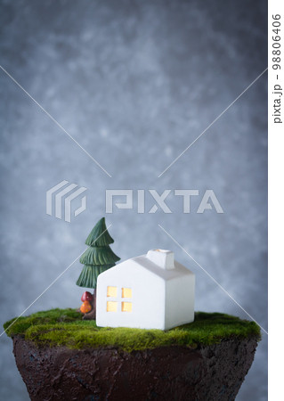 ぽつんと一軒家のイメージ 98806406