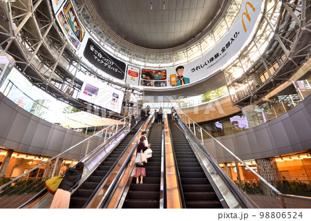 六本木高層ビル街から地下鉄に続く長いエスカレーター 98806524