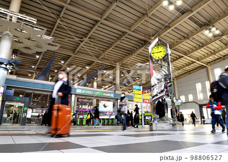 品川駅コンコースを通行する人々 品川駅コンコースを通行する人々 98806527