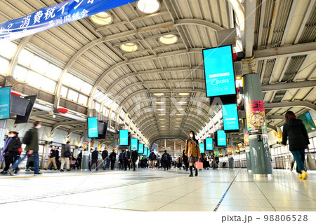 品川駅コンコースを通行する人々 98806528