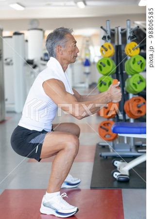 ジムで筋トレをするシニア男性 98806585