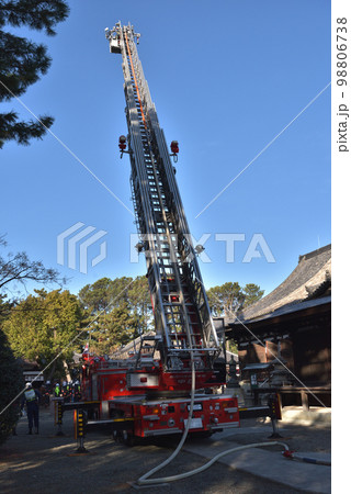 消防訓練　文化財防火デー　はしご車と鶴林寺の本堂 98806738