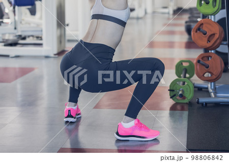 スクワットで大腿四頭筋を鍛える女性 98806842