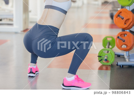 スクワットで大腿四頭筋を鍛える女性 スクワットで大腿四頭筋を鍛える女性 98806843