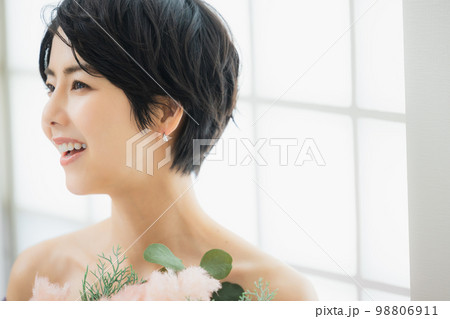 紫のオフショルダーの女性 98806911