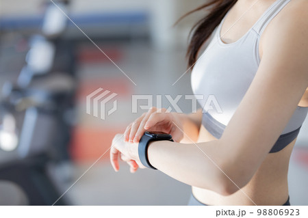 スマートウォッチで健康管理をする若い女性 98806923