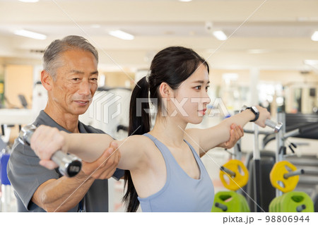 パーソナルトレーナー　三角筋を鍛える女性 98806944