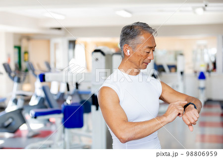 スマートウォッチで健康管理をするシニア男性 98806959