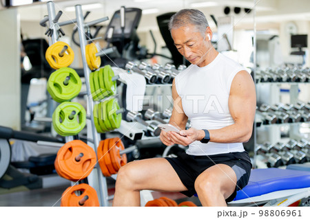 音楽を聴きながらトレーニングを楽しむシニア男性 98806961