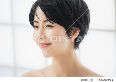 紫のオフショルダーの女性 98806993