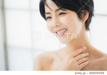 紫のオフショルダーの女性 紫のオフショルダーの女性 98806996