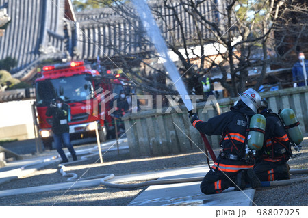 鶴林寺の消防訓練 消防隊員の放水作業 鶴林寺の消防訓練 消防隊員の放水作業 98807025