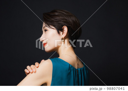 ショートヘアの女性　 98807041