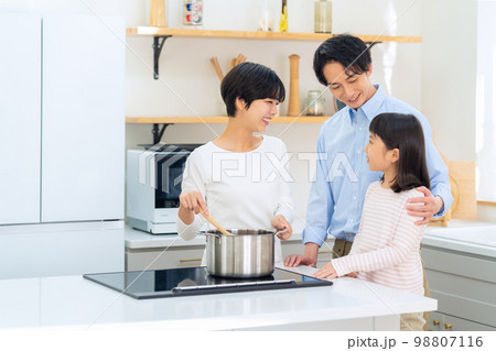 家族 親子 子供 ファミリー 料理 ライフスタイル キッチン 家族 親子 子供 ファミリー 料理 ライフスタイル キッチン 98807116