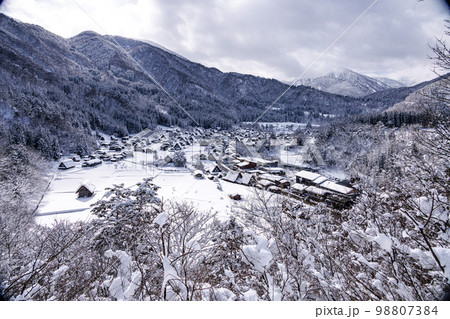 雪の白川郷 98807384