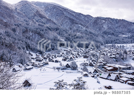 雪の白川郷 98807385