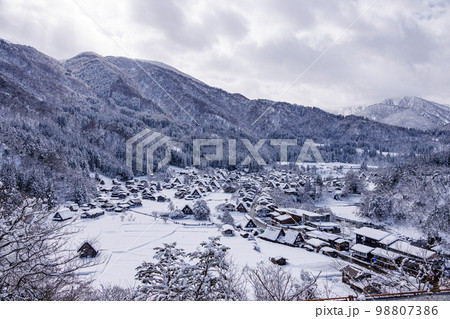 雪の白川郷 98807386