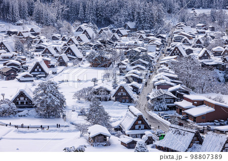 雪の白川郷 98807389