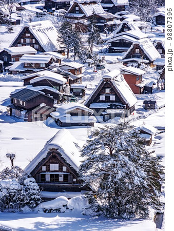 雪の白川郷 98807396