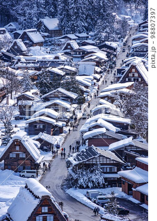 雪の白川郷 98807397
