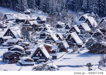雪の白川郷 98807398