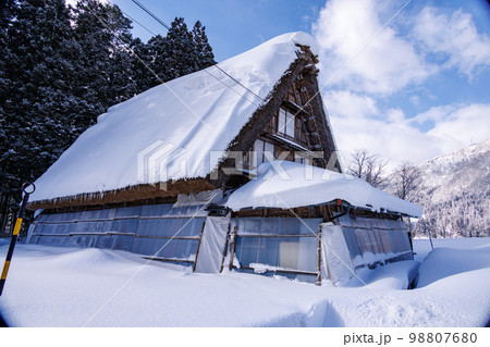 雪の白川郷 98807680