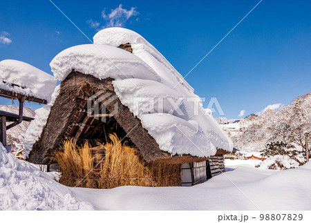 雪の白川郷 98807829