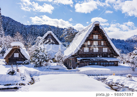 雪の白川郷 98807897