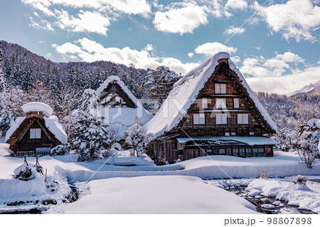 雪の白川郷 98807898