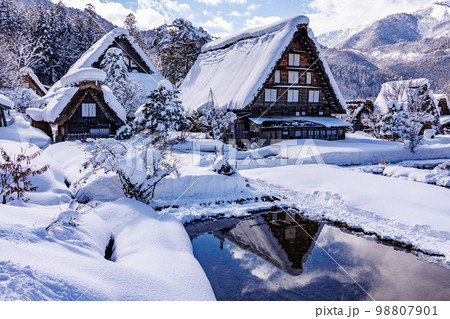 雪の白川郷 98807901