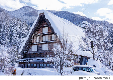 雪の白川郷 98807904