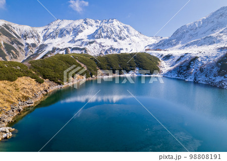 ドローン空撮初冬の立山室堂のみくりが池に映る立山連峰と浄土山 98808191