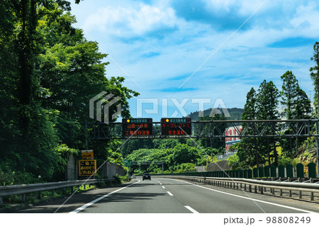 高速道路東北自動車道と電光板のJ型情報板 98808249