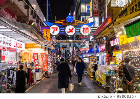 《東京都》アメ横商店街・上野の賑わう市場 98808257