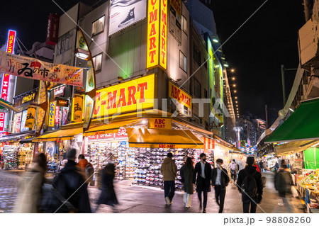《東京都》アメ横商店街・上野の賑わう市場 《東京都》アメ横商店街・上野の賑わう市場 98808260
