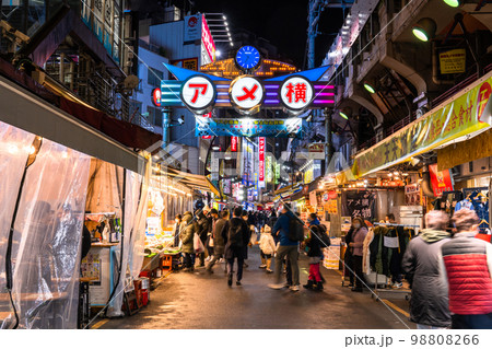 《東京都》アメ横商店街・上野の賑わう市場 《東京都》アメ横商店街・上野の賑わう市場 98808266