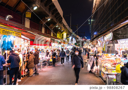 《東京都》アメ横商店街・上野の賑わう市場 《東京都》アメ横商店街・上野の賑わう市場 98808267