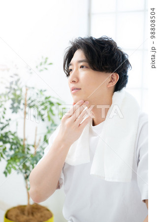 髭や脱毛が気になる男性のイメージ 髭や脱毛が気になる男性のイメージ 98808504