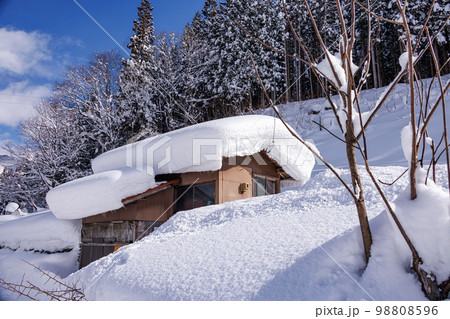 雪の白川郷 98808596