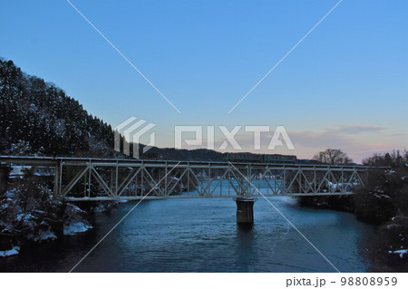 神通峡を渡るキハ120形気動車 98808959