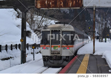 猪谷駅を出発する特急ひだ 98808997