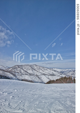 雪山 スキー場からの風景 雪山 スキー場からの風景 98809069