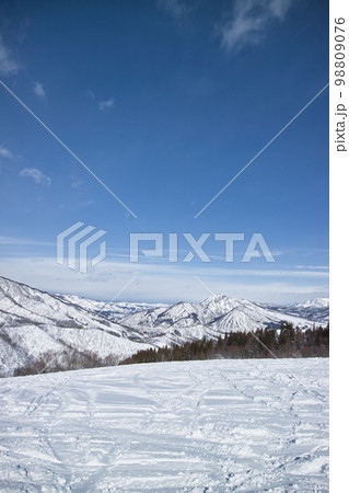 雪山 スキー場からの風景 雪山 スキー場からの風景 98809076